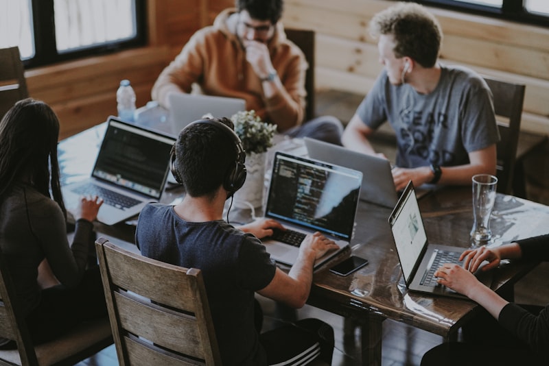 Notre équipe de professionnels de la vidéo travaillant ensemble